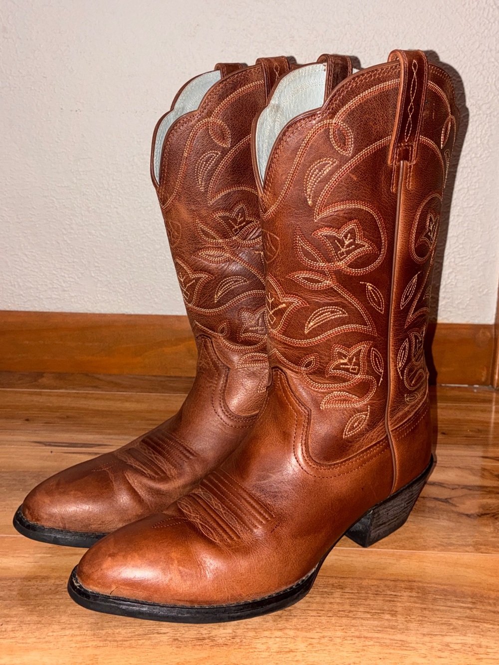Ariat Women’s Heritage R Toe Western Cowboy/Cowgirl Boots- size 6.5